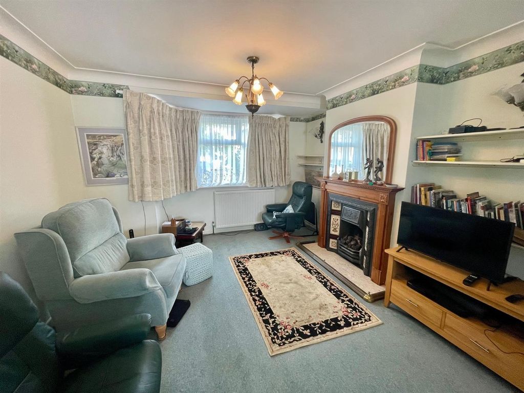 Property photo 2 of 15 12 Elmscroft Lounge.Jpg