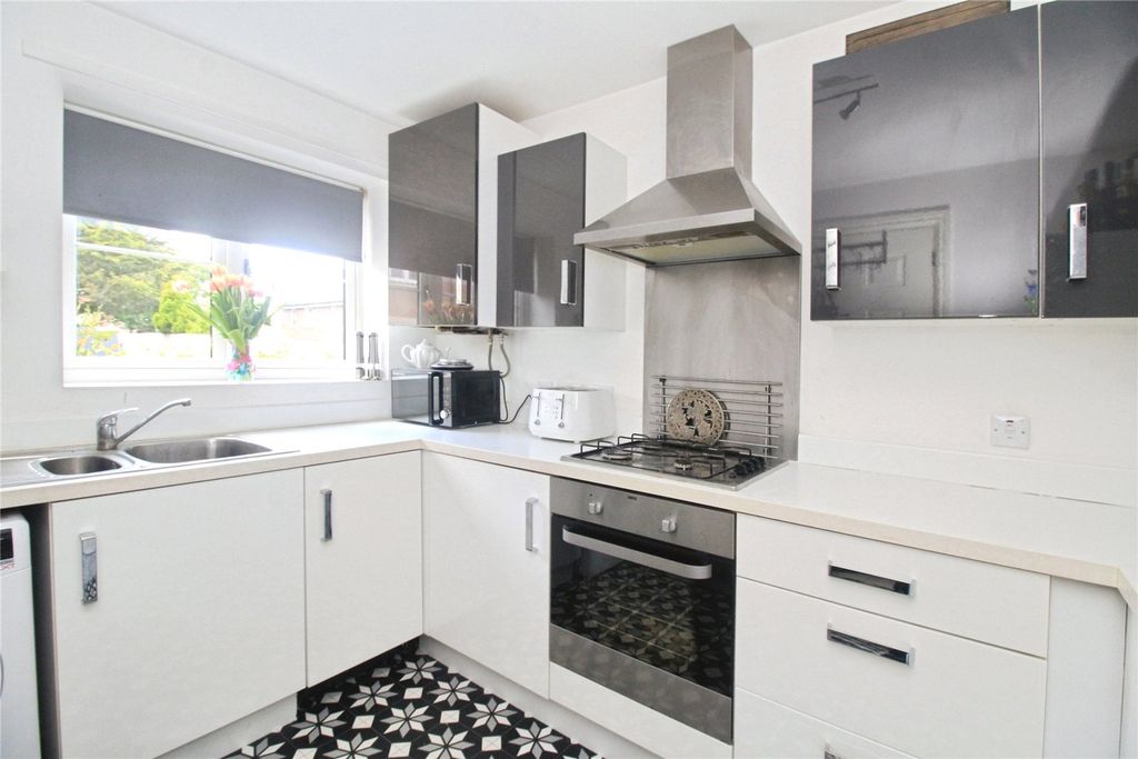 Property photo 2 of 10 Fitted Kitchen