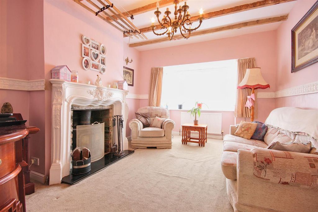 Property photo 3 of 11 Lounge