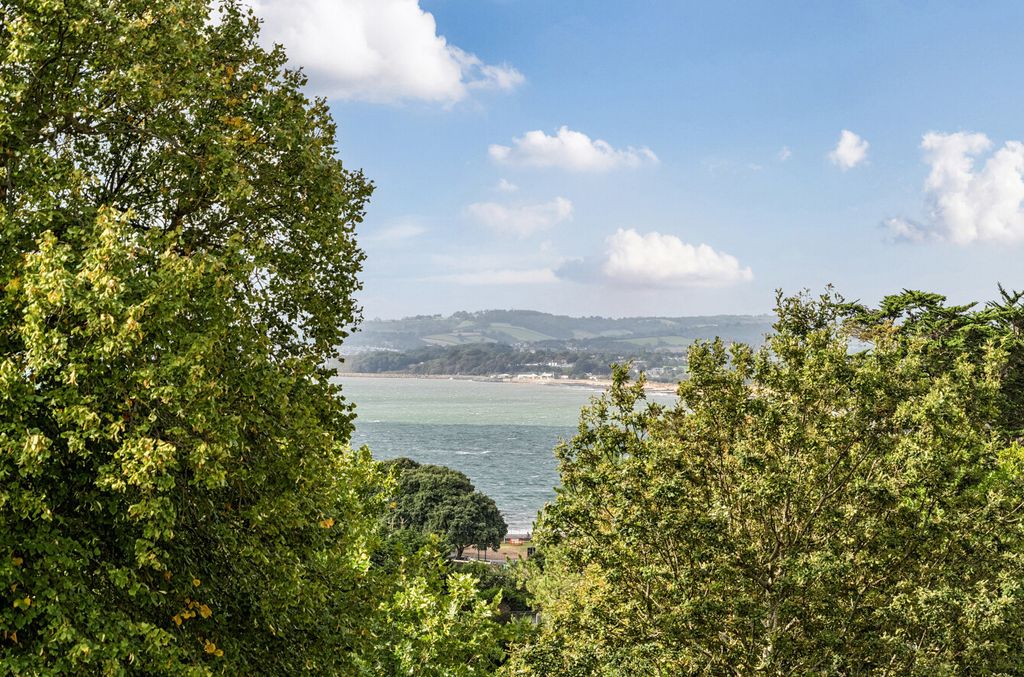 Property photo 3 of 24 Sea Views