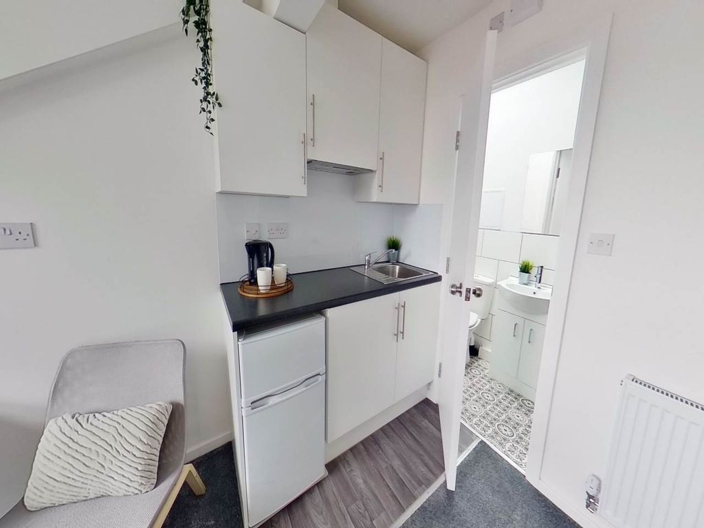 Property photo 2 of 8 R8 B