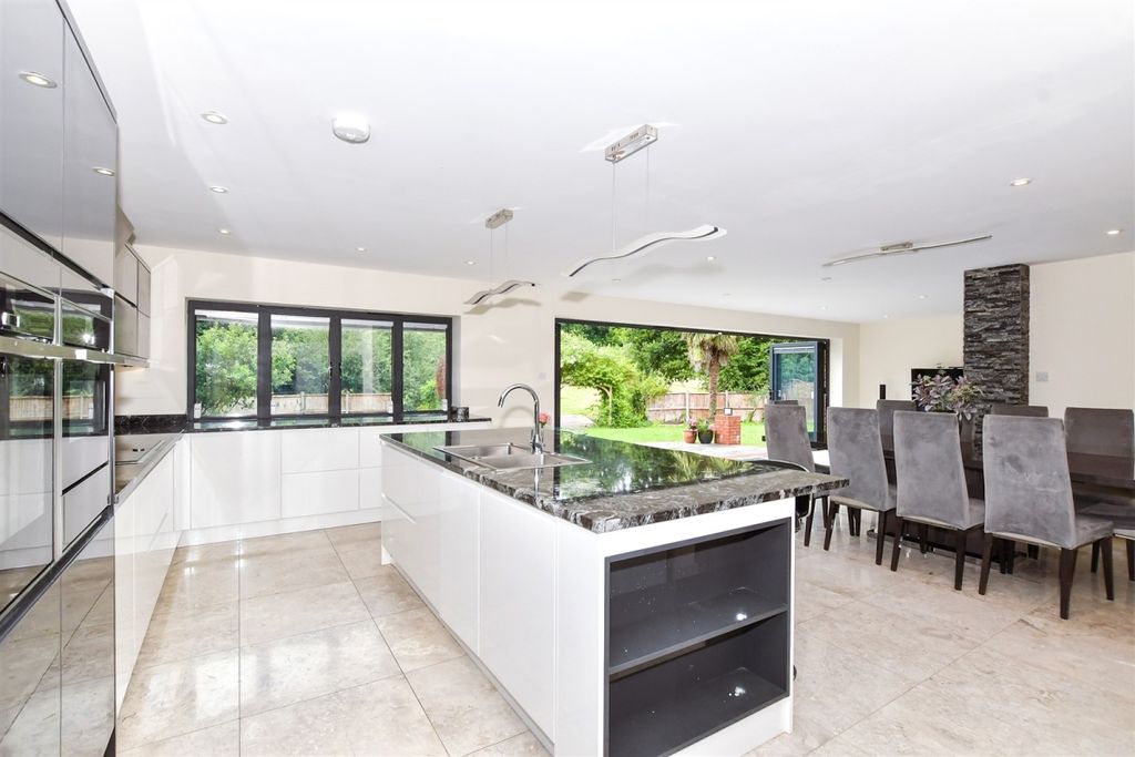 Property photo 2 of 15 Chaucer Mews Dini...