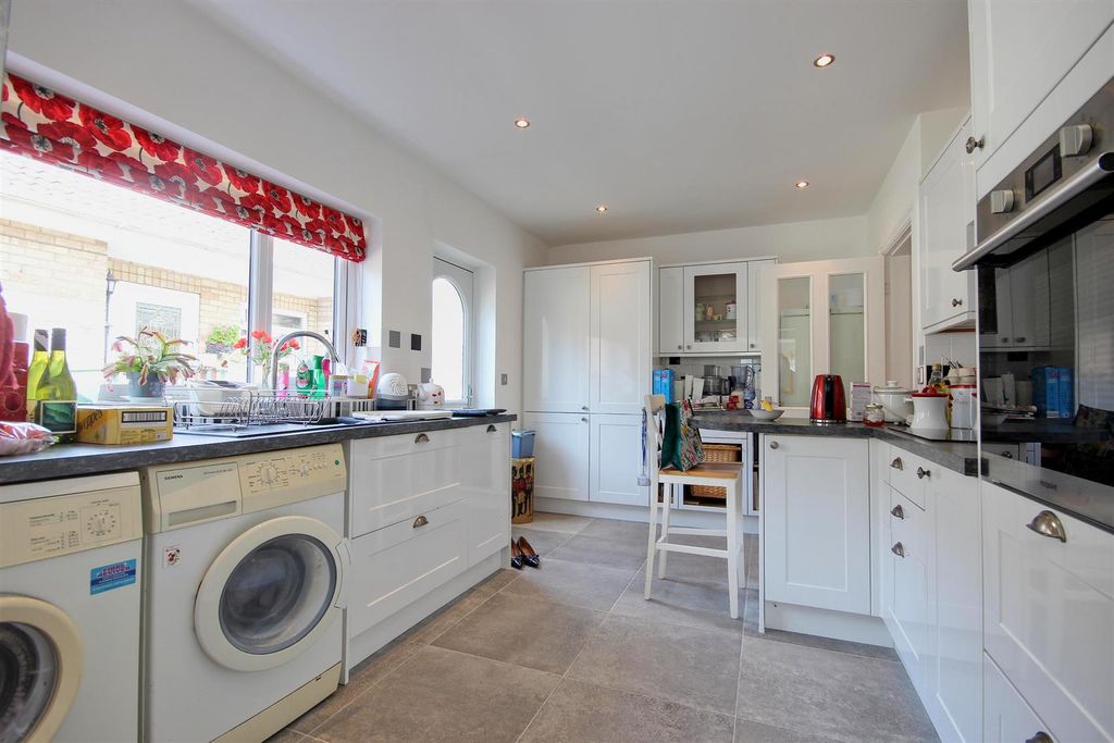 Property photo 3 of 18 Breakfast Kitchen