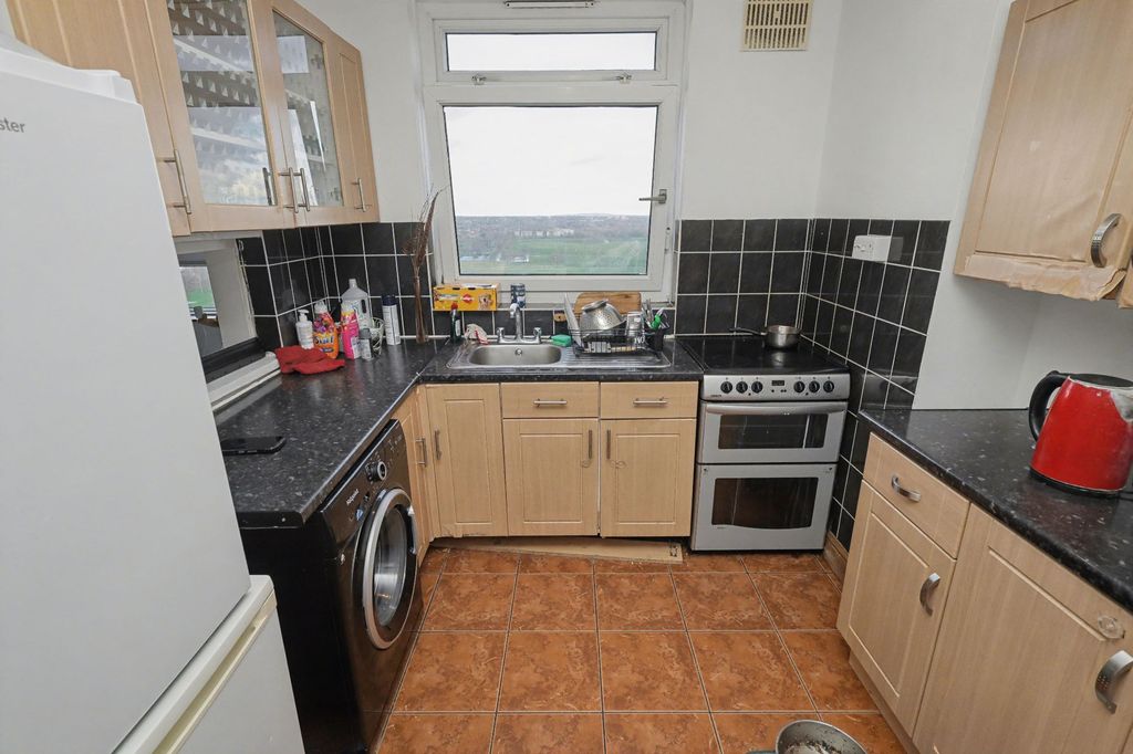 Property photo 3 of 17 83 Peverel House, Stour Road, Dagenham, Rm10 7Hz