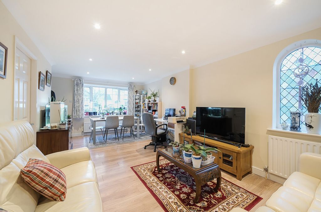 Property photo 3 of 21 Lounge