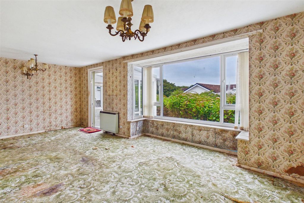 Property photo 3 of 18 Lounge &amp; Bay Windows