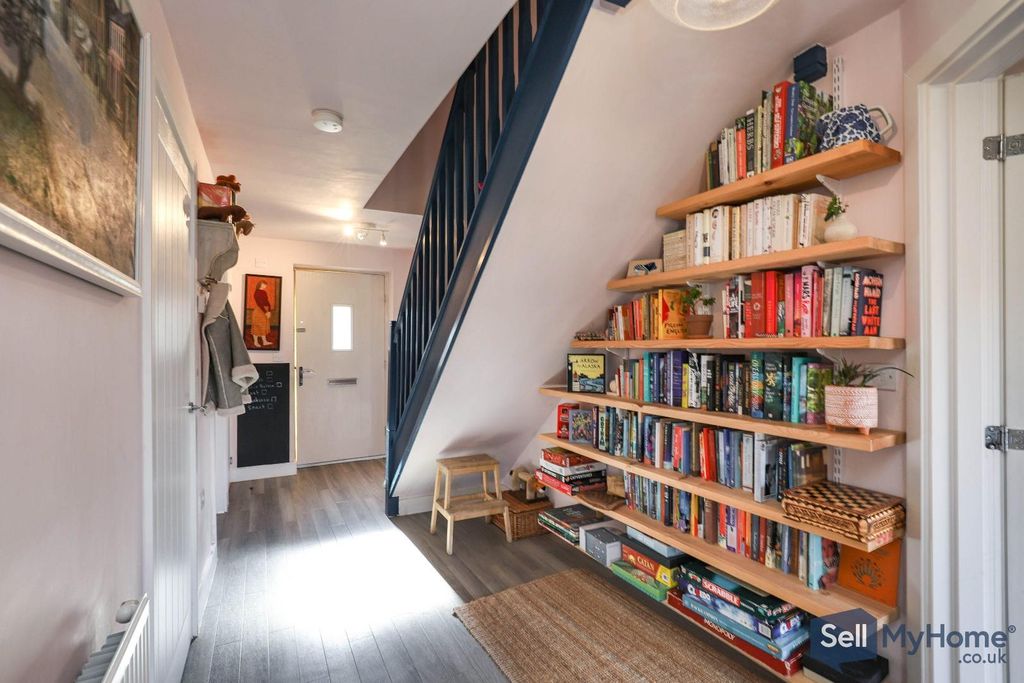 Property photo 2 of 16 Entrance Hall
