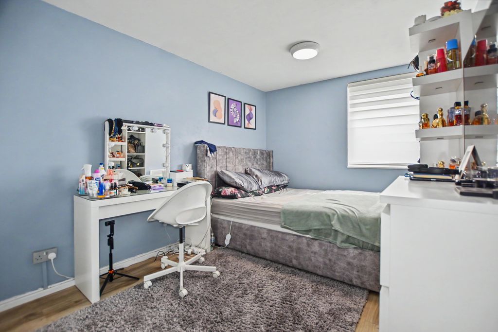 Property photo 3 of 18 43 Becton Place, Erith, Da8 1Jt