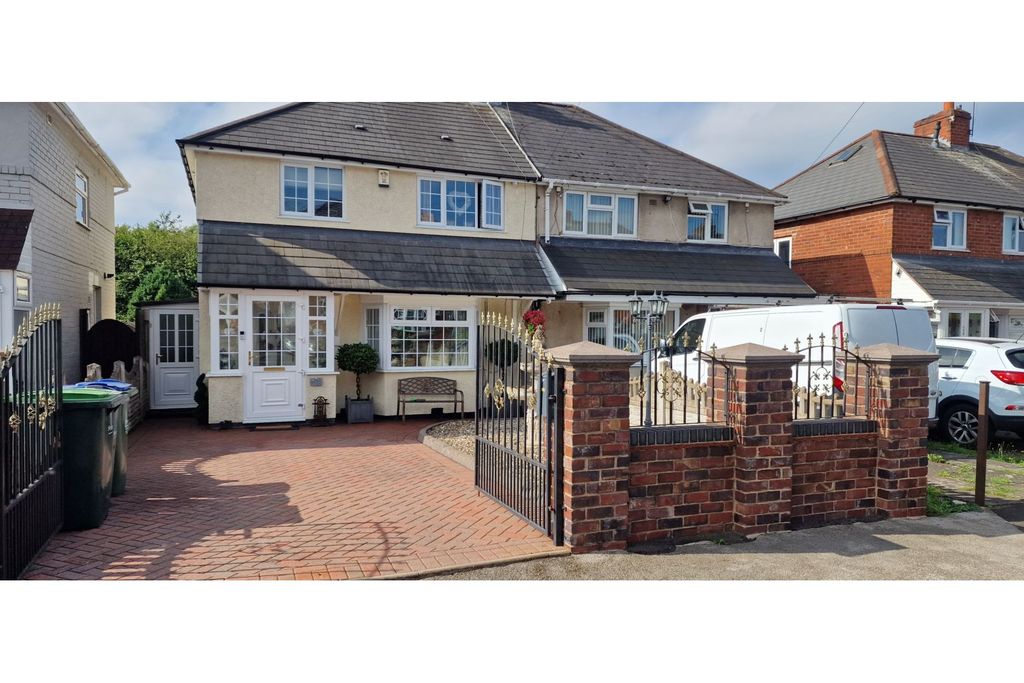 Property photo 1 of 32 Gated Driveway