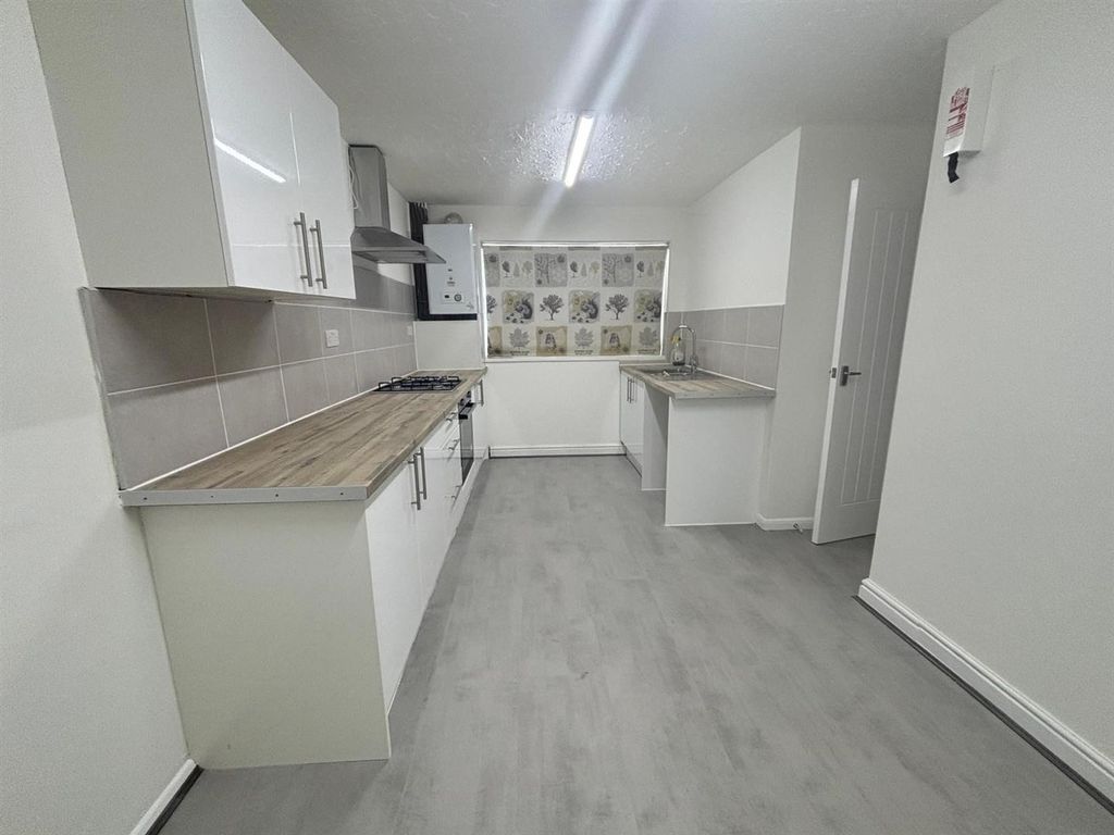 Property photo 3 of 11 Kitchen.Jpg