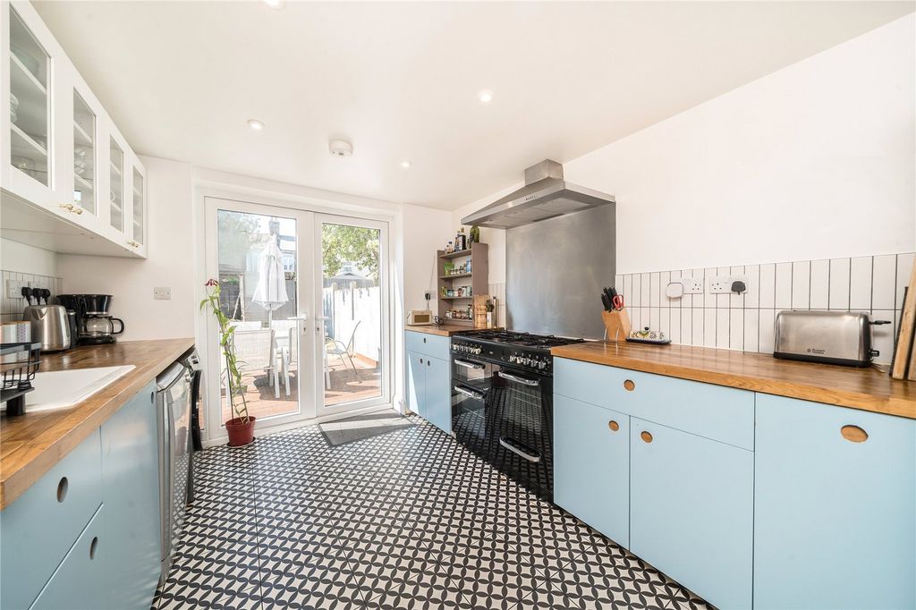 Property photo 2 of 11 Kitchen