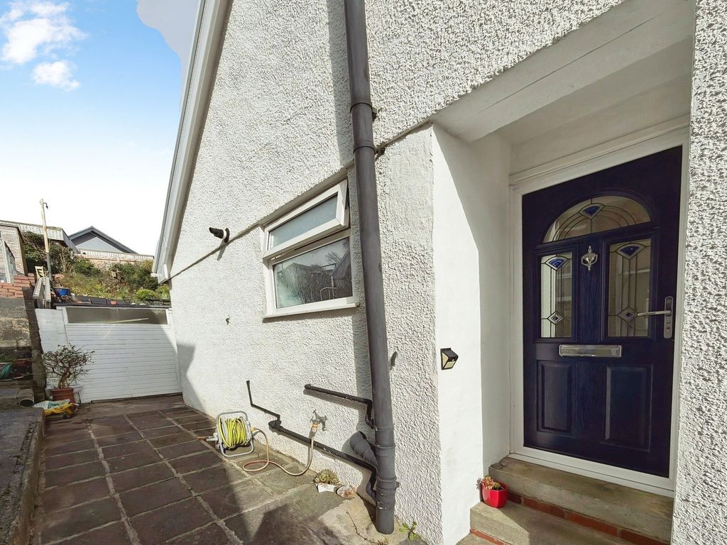 Property photo 2 of 32