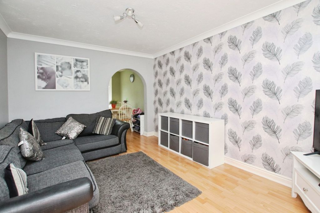 Property photo 3 of 19 4667592