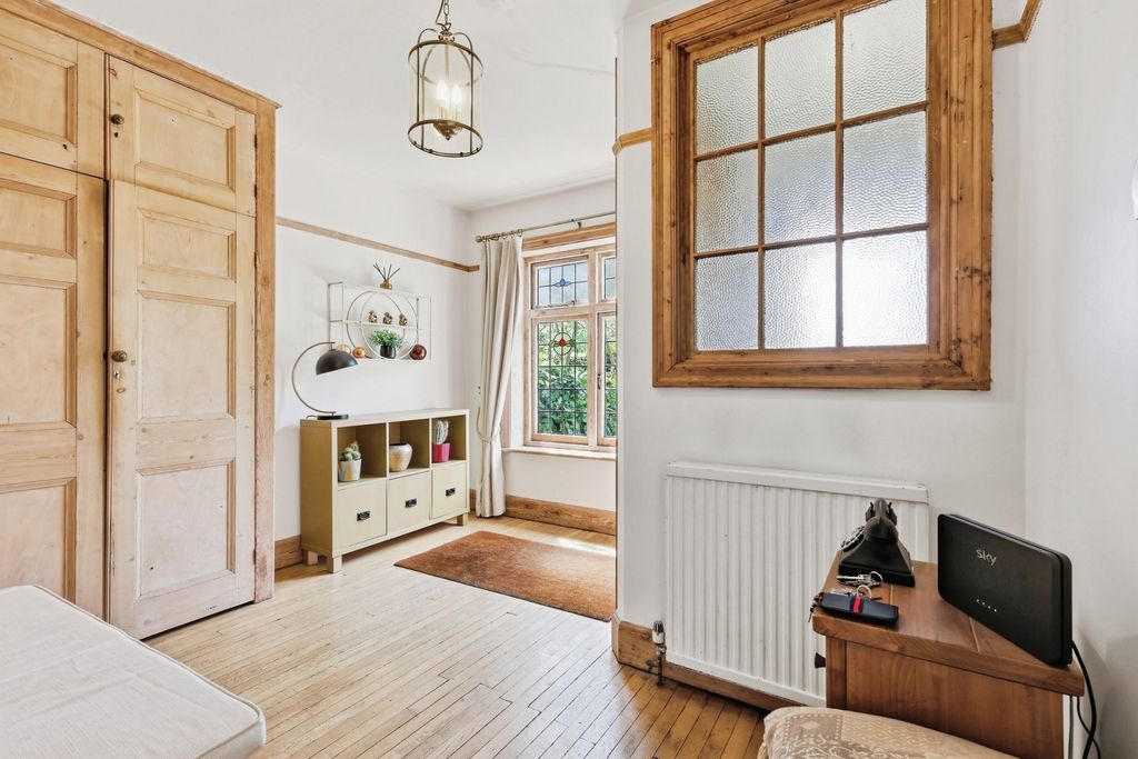 Property photo 3 of 29 Entrance Hall