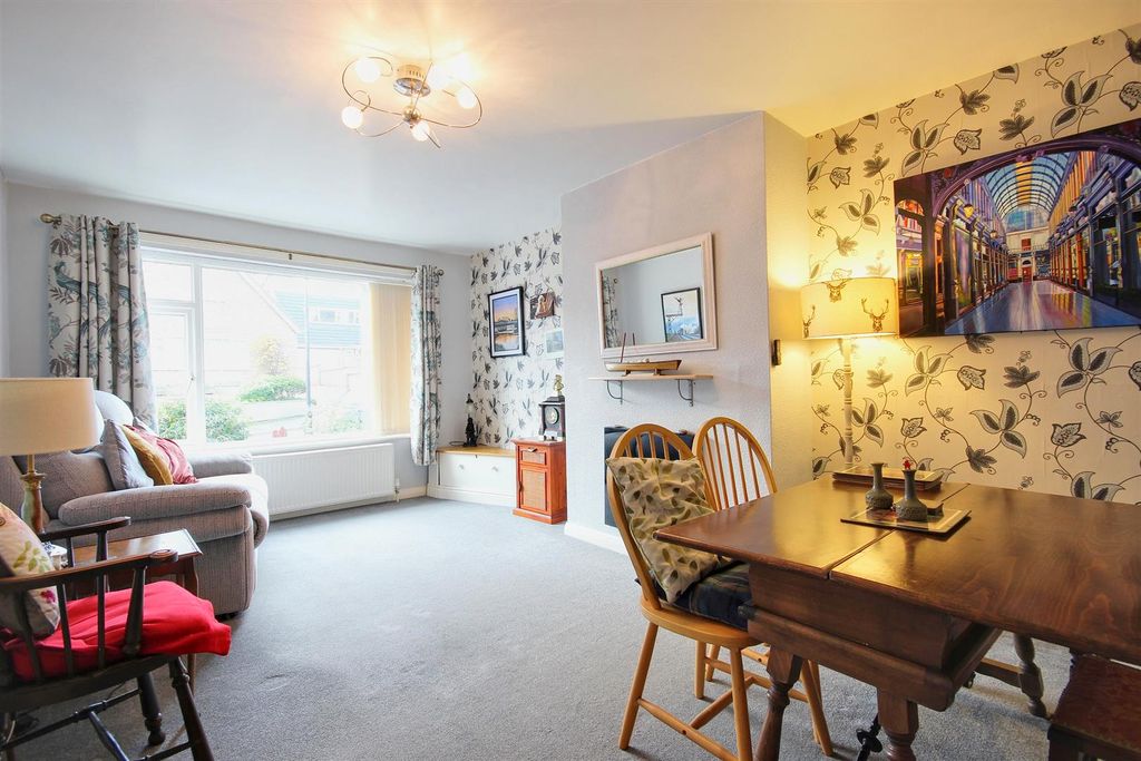 Property photo 2 of 17 Lounge