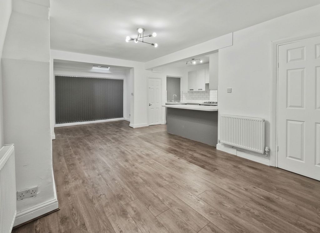 Property photo 2 of 29