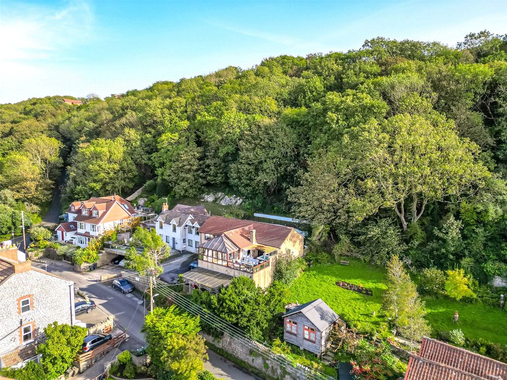 Property photo 2 of 43 Picture No. 44