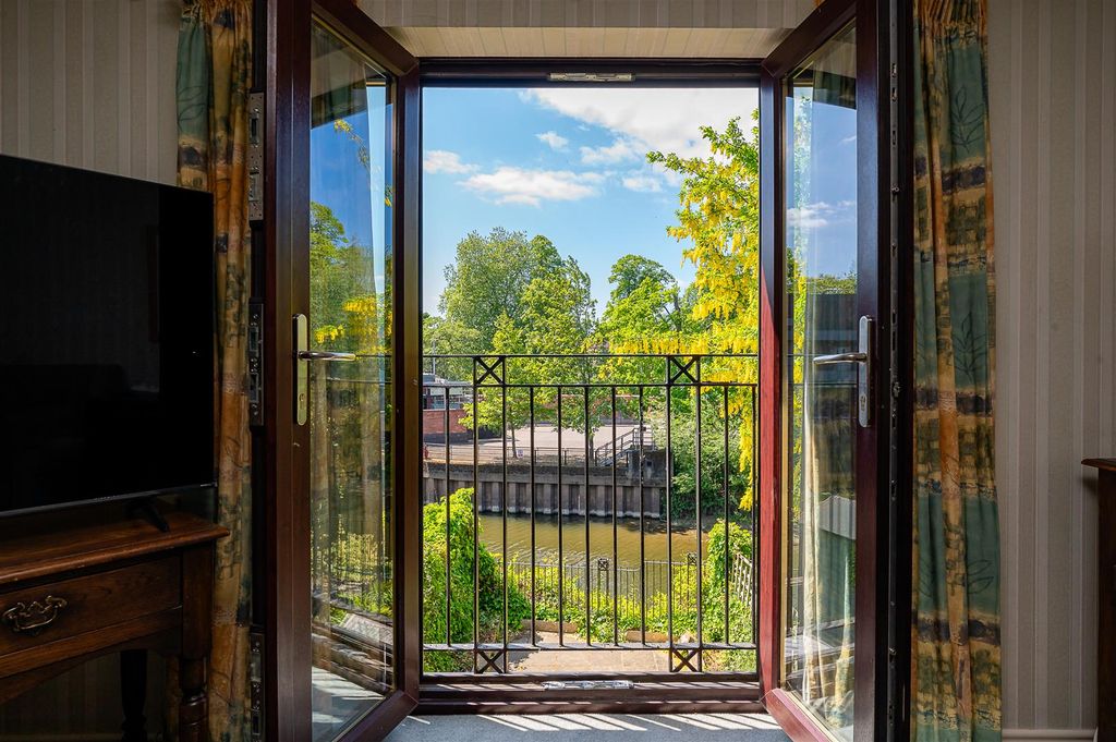 Property photo 1 of 12 Balcony