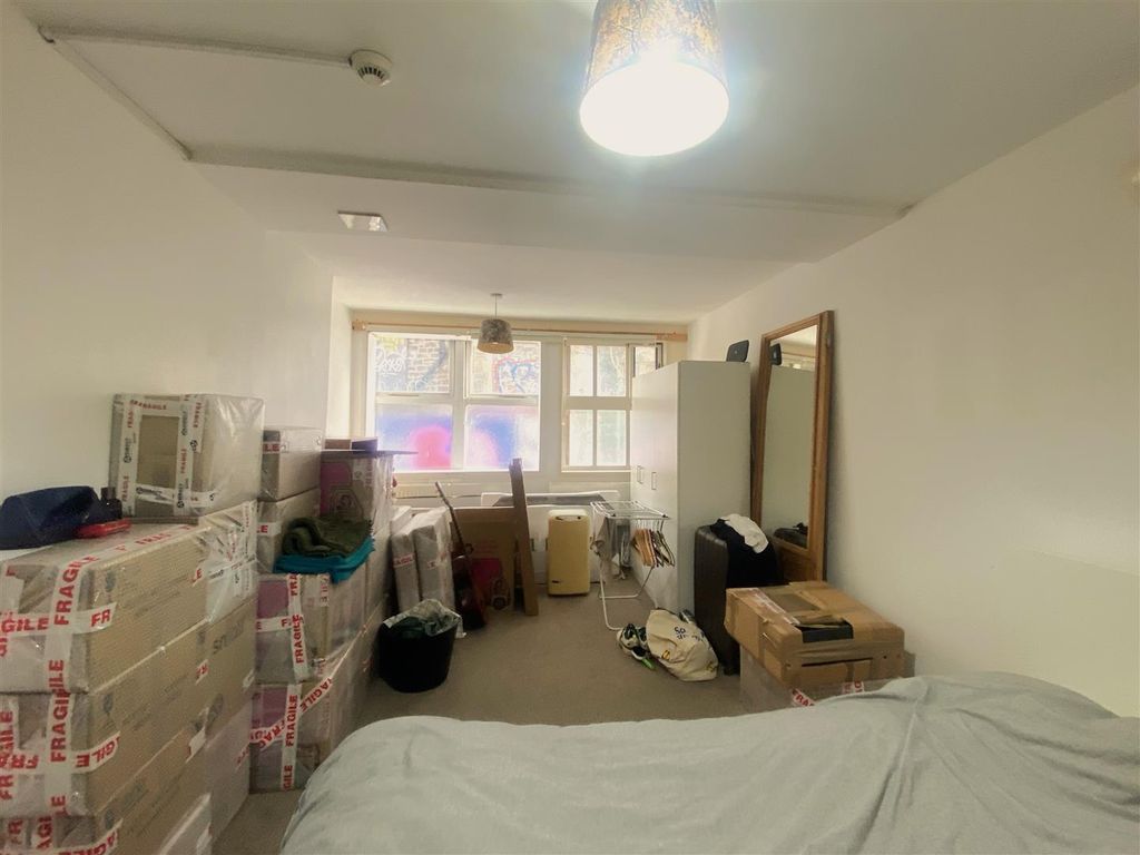 Property photo 3 of 10 Bedroom.Jpeg