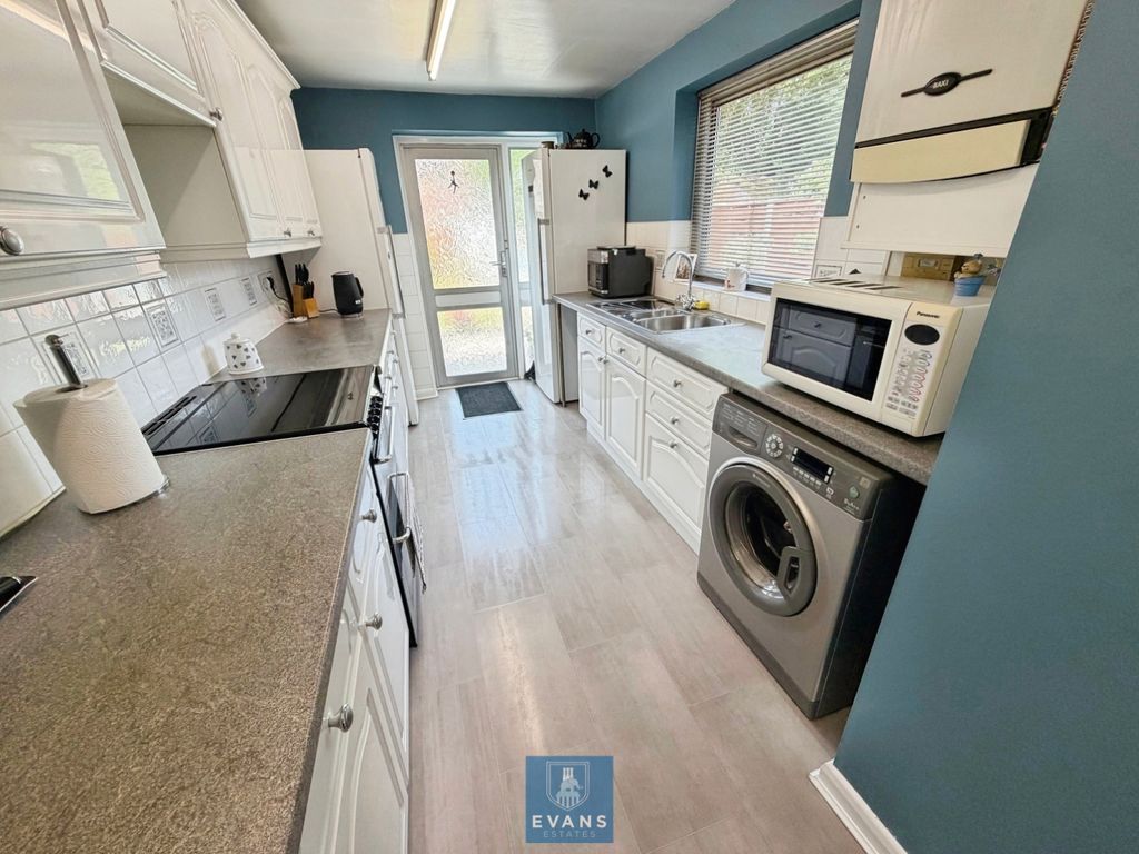 Property photo 3 of 19 Kitchen