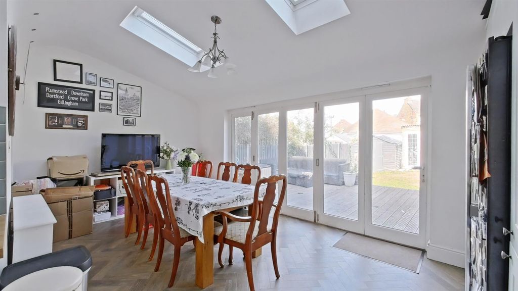 Property photo 3 of 19 Kitchen/Breakfast Room