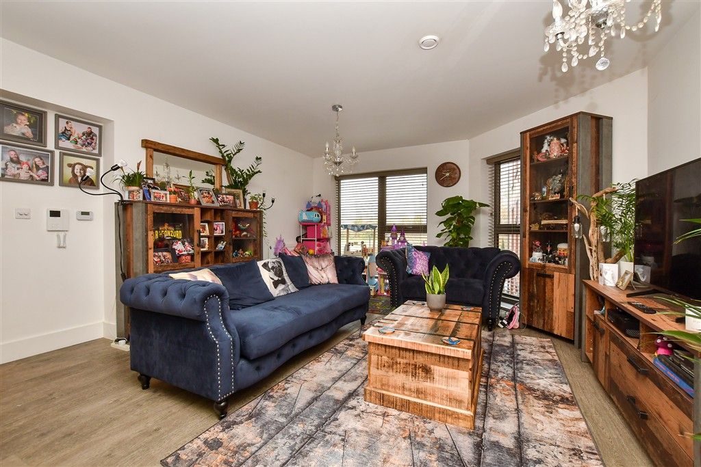 Property photo 2 of 8 Lounge / Kitchen