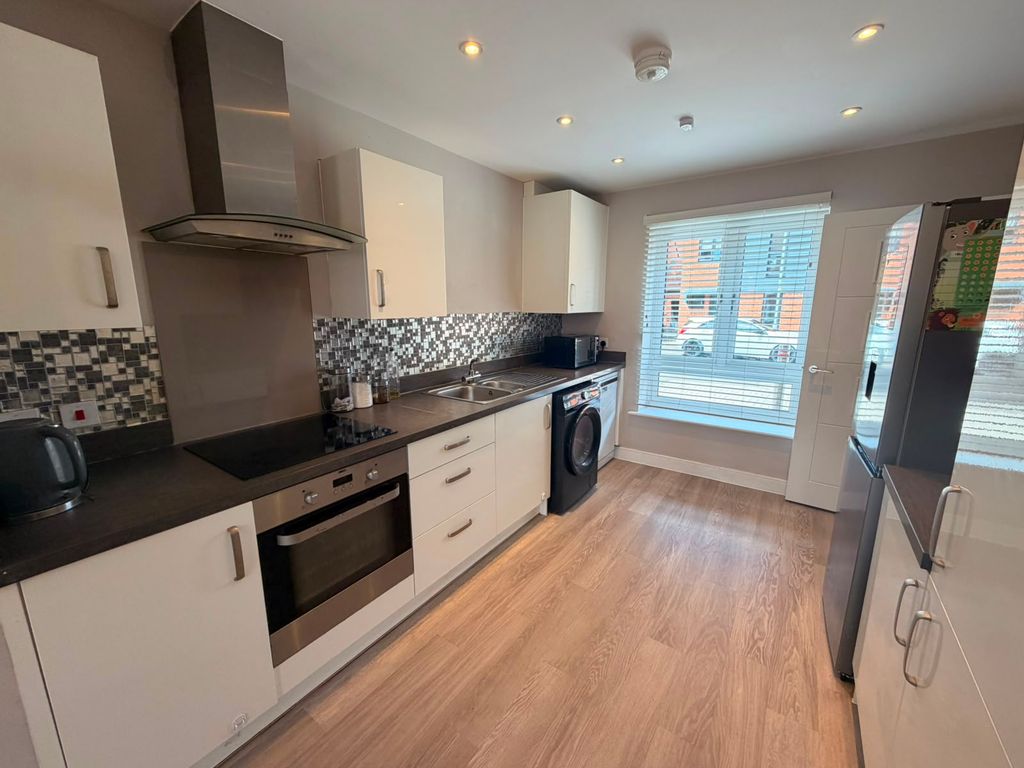 Property photo 3 of 16 Kitchen
