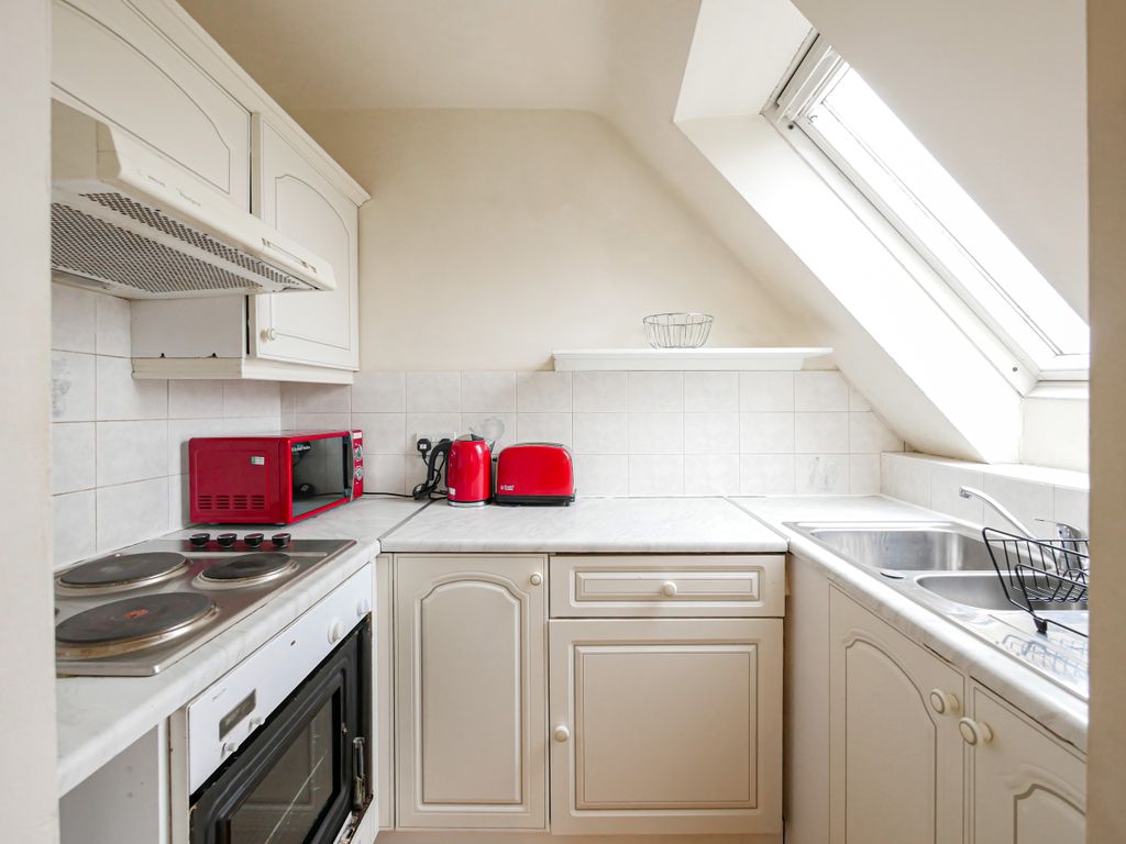 Property photo 3 of 10 Kitchen
