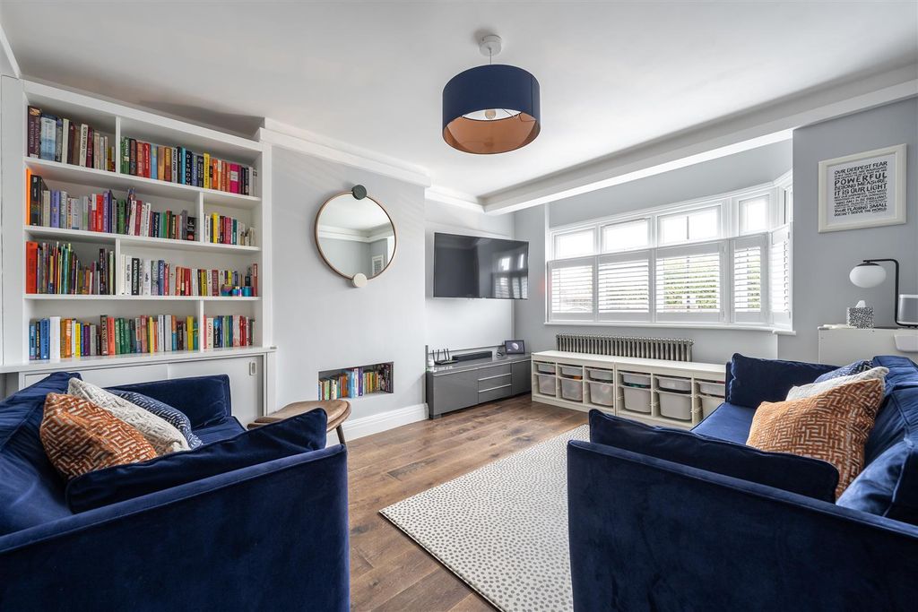 Property photo 2 of 23 Larkshall Crescent E4