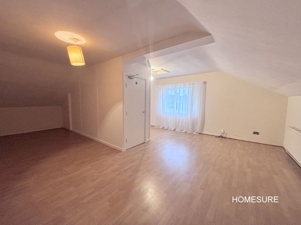 Property photo 3 of 10 Master 2