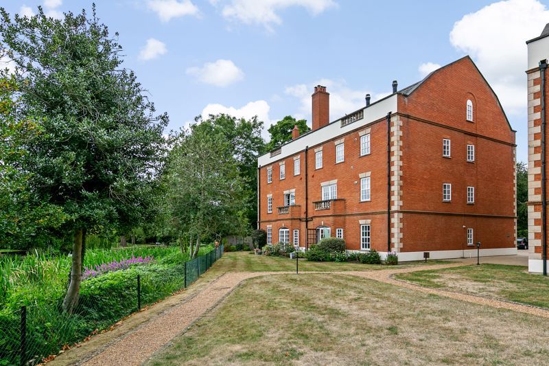 Property photo 1 of 17 Catherine Howard House, Queens Reach
