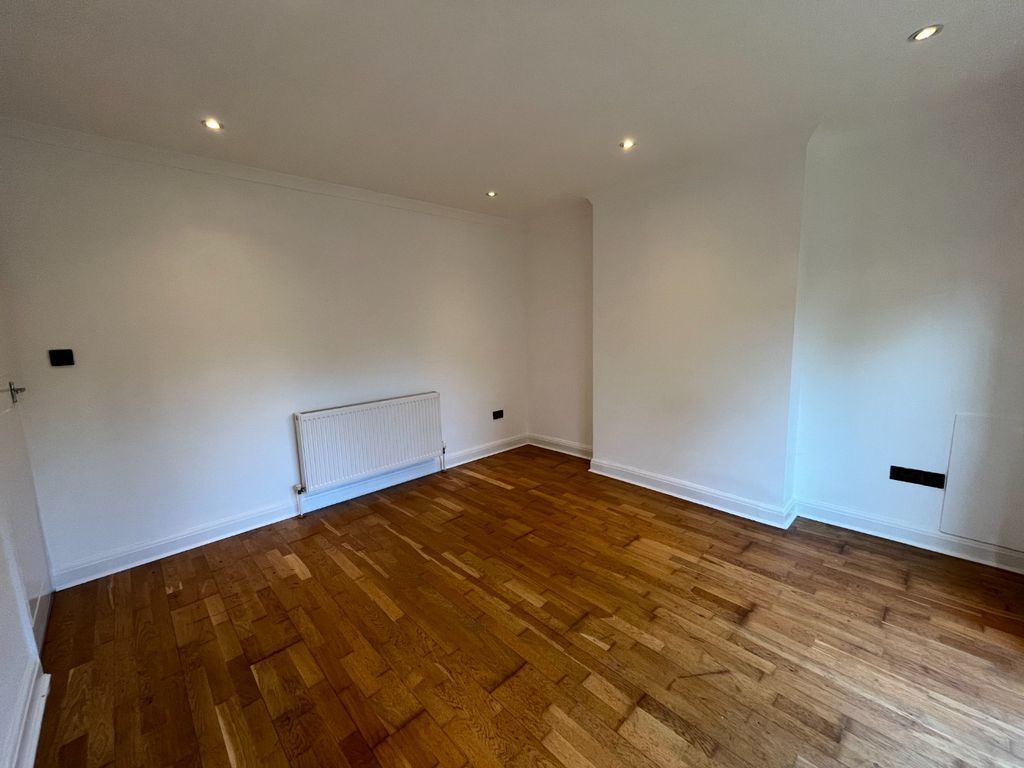 Property photo 3 of 9 4821032