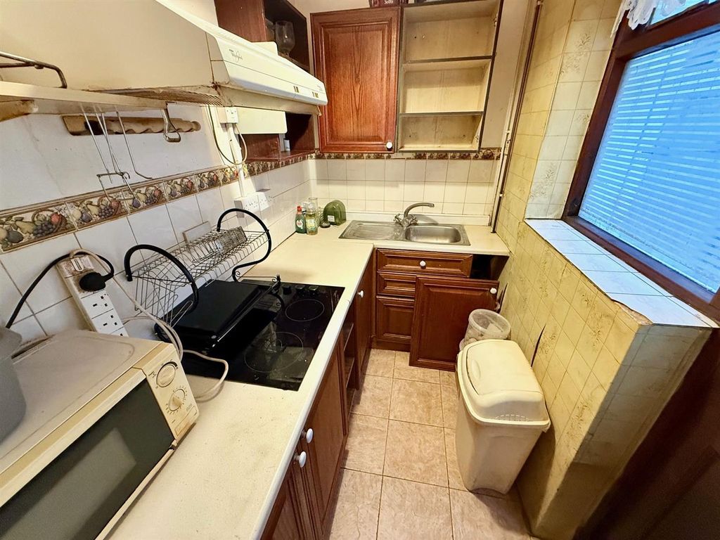 Property photo 3 of 10 Kitchen