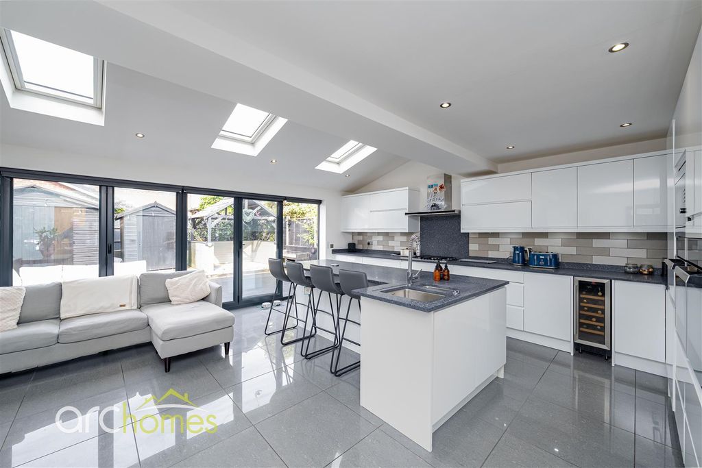 Property photo 3 of 32 Penswick-6.Jpg