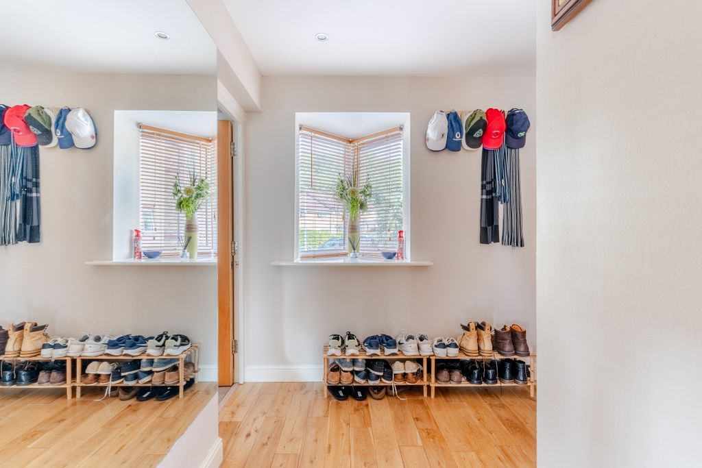 Property photo 3 of 18 A7402884-Hdr-8