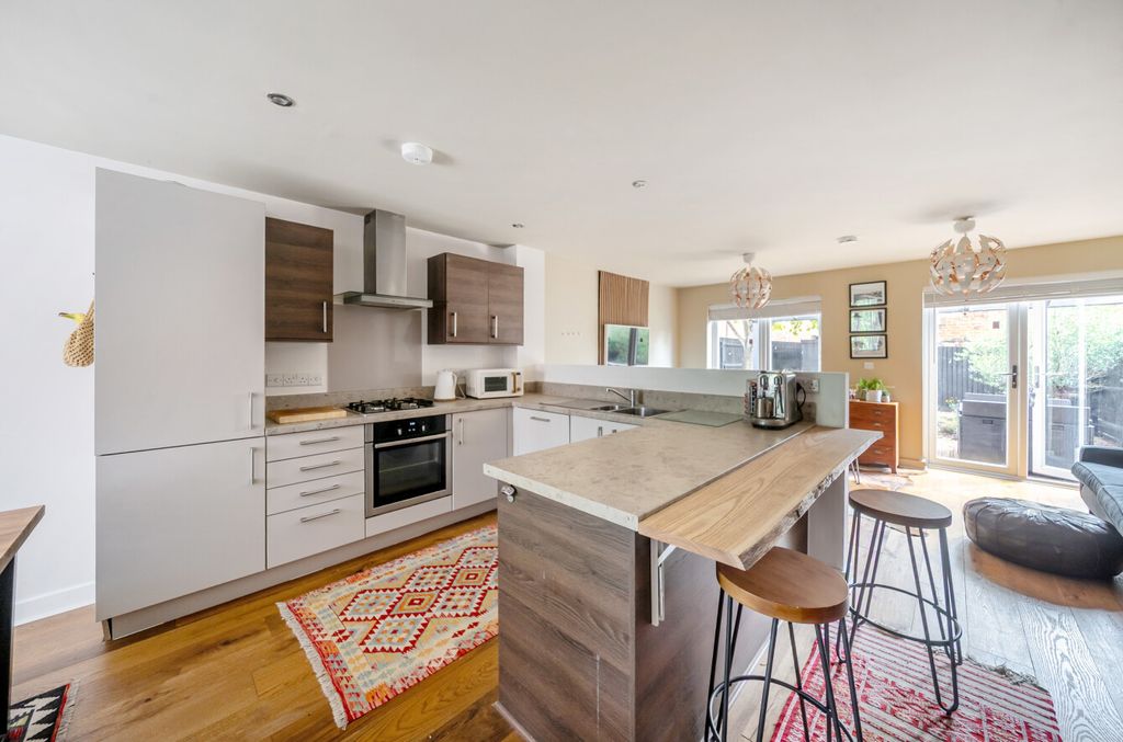 Property photo 3 of 14 1331960-30-689214...