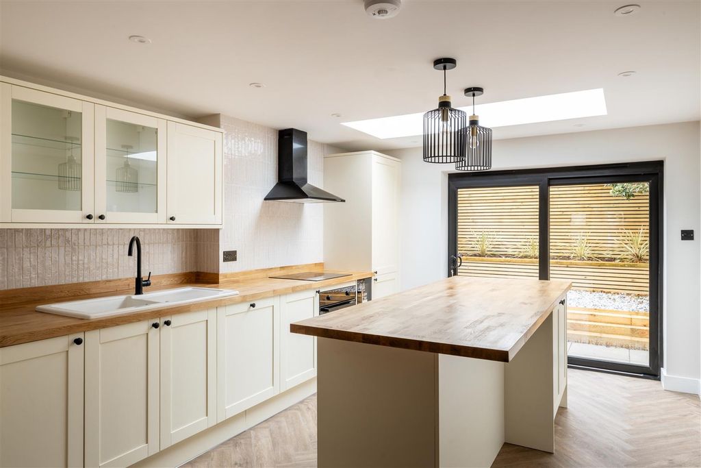 Property photo 2 of 33