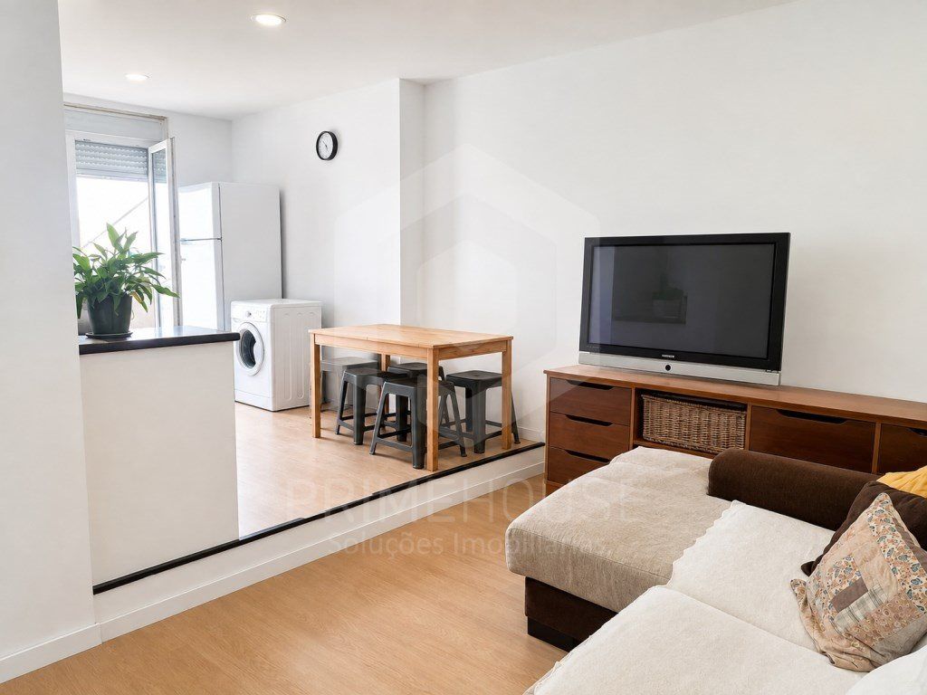 Property photo 1 of 13 Renovated 4-Bedroom House In Azeitão.