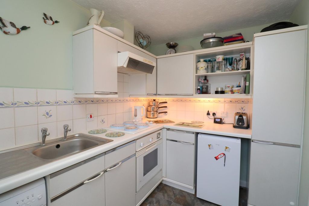 Property photo 3 of 19 Kitchen