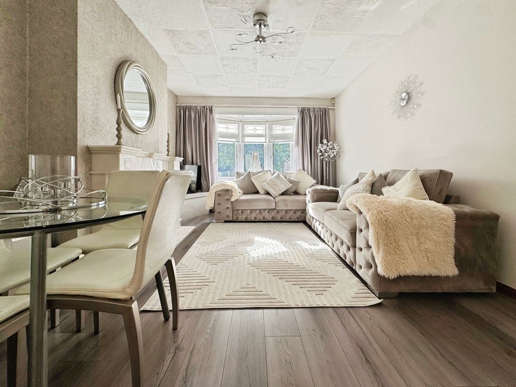 Property photo 2 of 15 Lounge