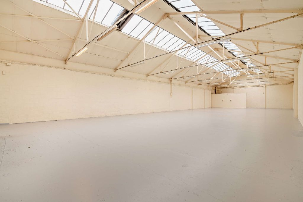 Property photo 3 of 5 8696729-Interior02-800