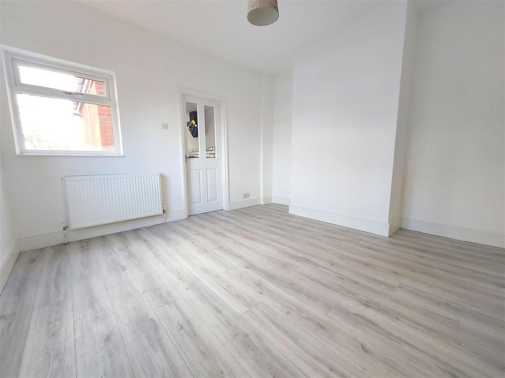 Property photo 3 of 11 Dining Room