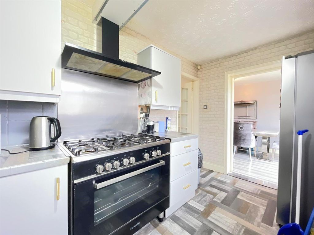 Property photo 3 of 14 Kitchen