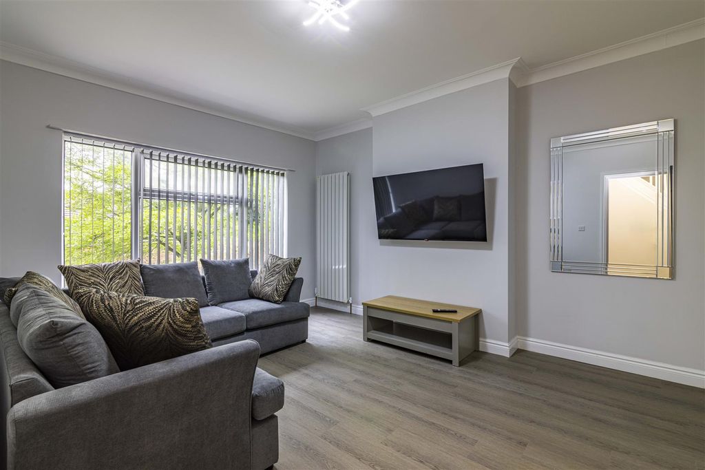 Property photo 3 of 20 Lounge