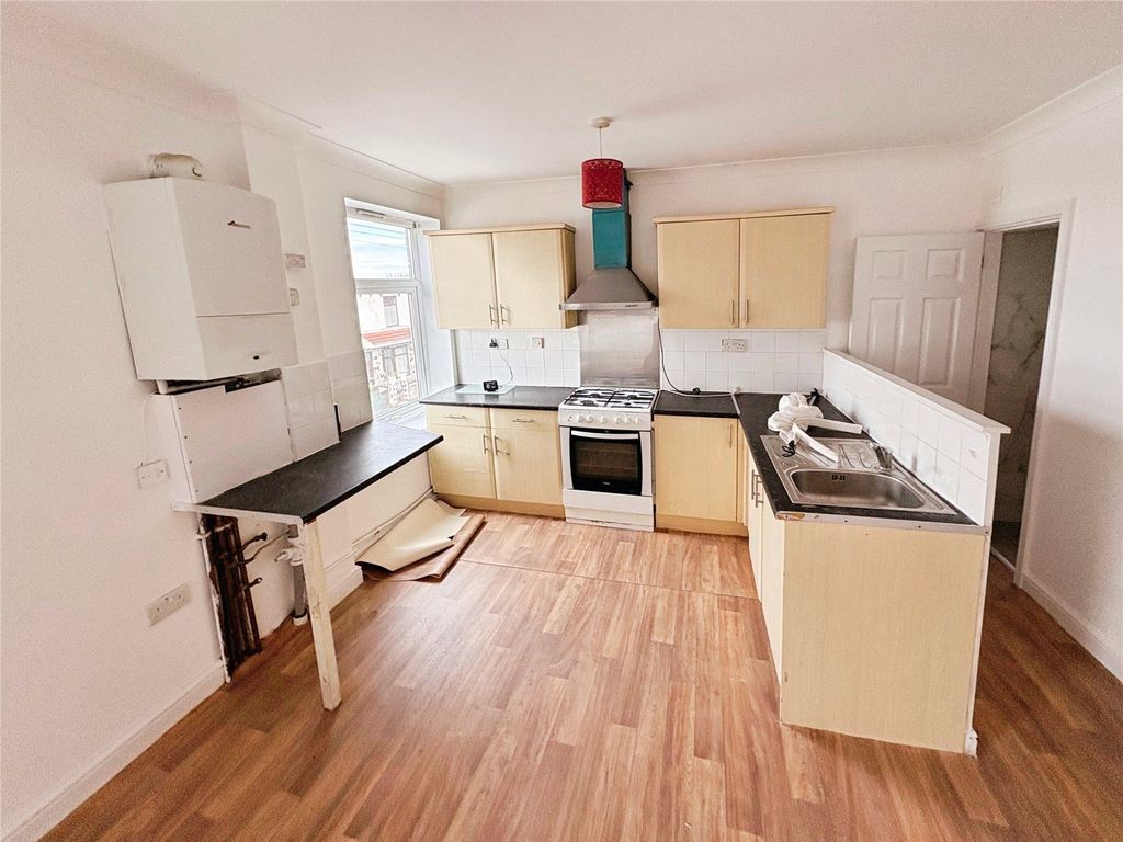 Property photo 2 of 5 Living Room/Kitchen