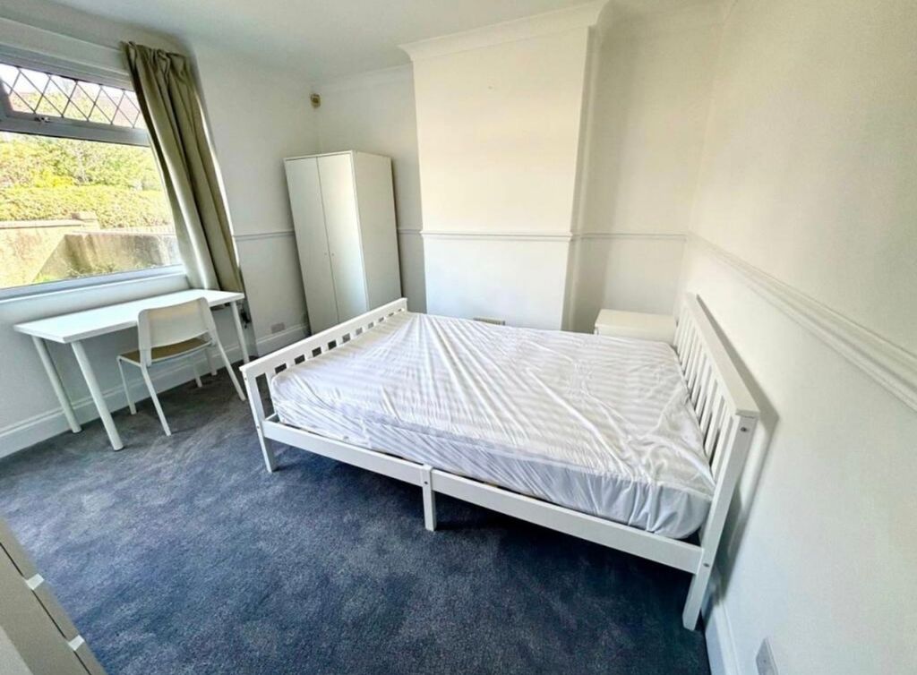 Property photo 1 of 13 A Bright And Spacious Double Bedroom Featuring A c...