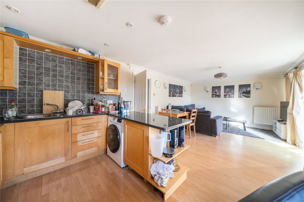 Property photo 3 of 18 Kitchen