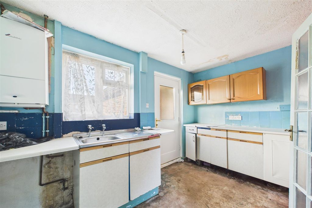 Property photo 3 of 14 Kitchen