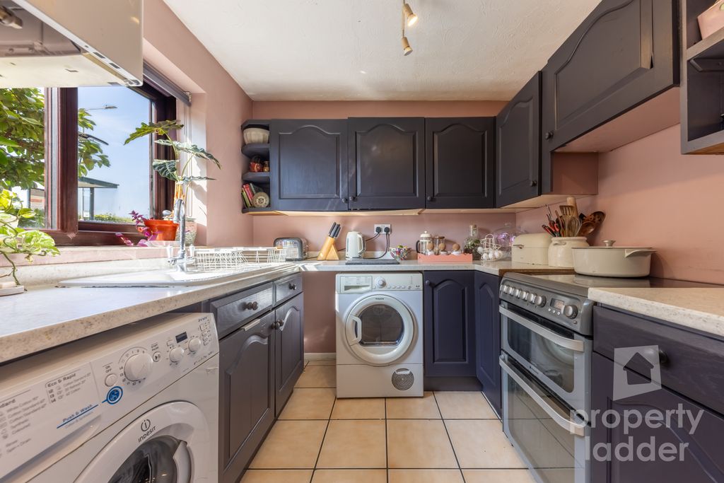 Property photo 3 of 18 Pl