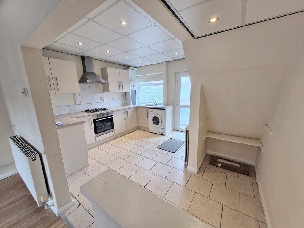 Property photo 2 of 10 Kitchen